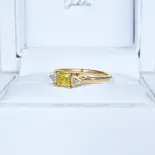 Pierścionek zaręczynowy z żółtym diamentem Fancy Vivid Yellow